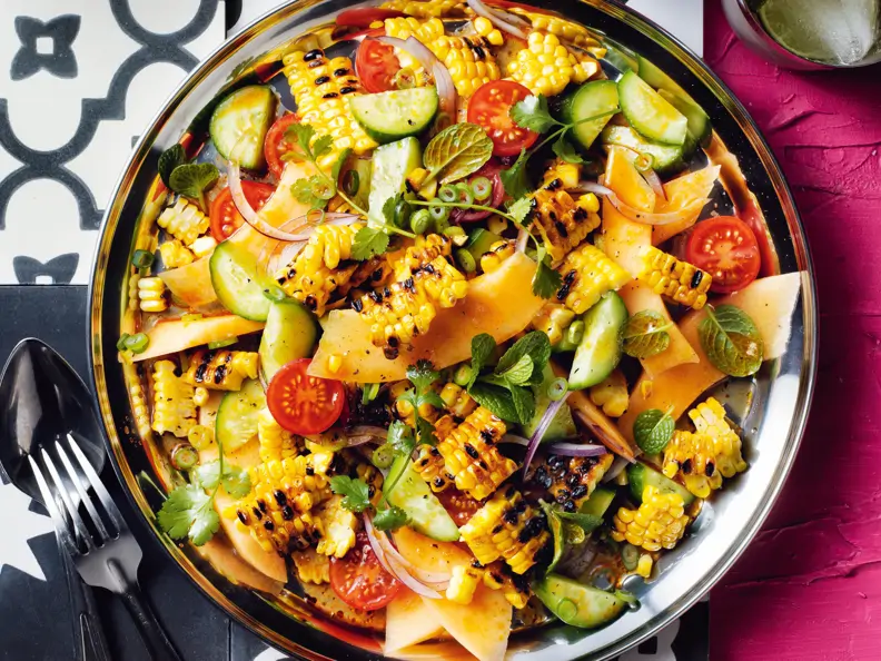 Salat mit gebratenem Mais, Melone und Gurke