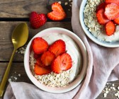 Cashew-Mousse mit Erdbeeren