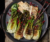 Gegrillter Pak Choi mit Fischsteaks