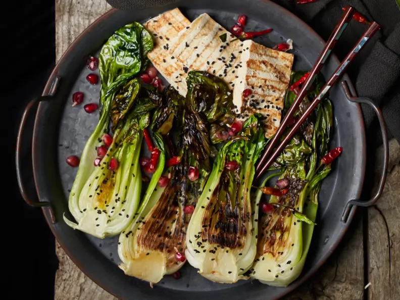 Gegrillter Pak Choi mit Fischsteaks