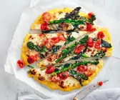Polenta-Pizza mit lila Brokkolini