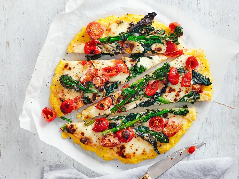 Polenta-Pizza mit lila Brokkolini
