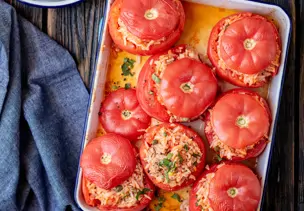 Tomaten mit Reis-Thunfisch-Füllung