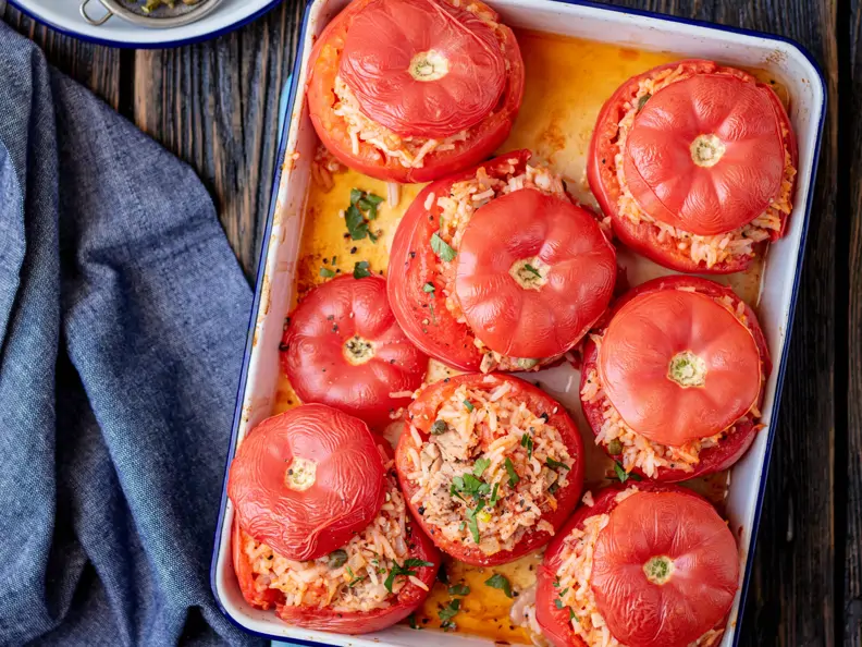 Tomaten mit Reis-Thunfisch-Füllung