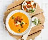 Paprika-Gazpacho mit Pfirsich und Feta