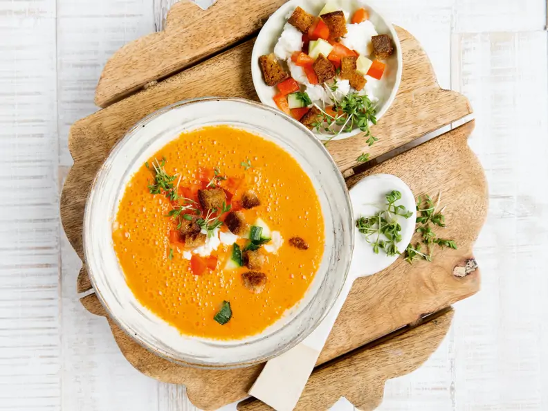 Paprika-Gazpacho mit Pfirsich und Feta