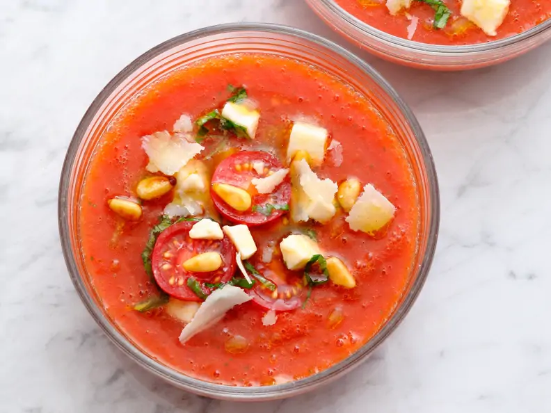 Wassermelonen-Tomaten-Suppe mit Parmesan