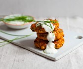 Süßkartoffel-Kürbis-Bratlinge mit Sojajoghurt-Dip