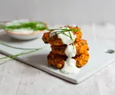 Süßkartoffel-Kürbis-Bratlinge mit Sojajoghurt-Dip