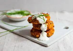 Süßkartoffel-Kürbis-Bratlinge mit Sojajoghurt-Dip