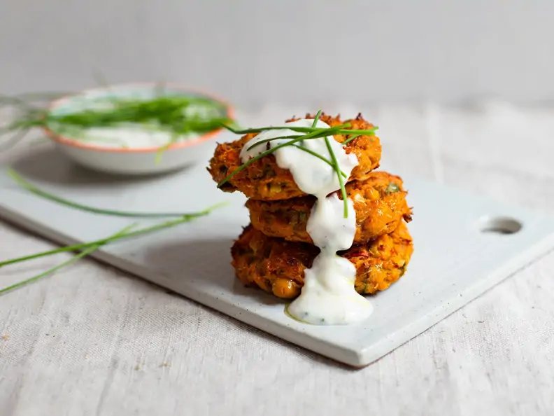 Süßkartoffel-Kürbis-Bratlinge mit Sojajoghurt-Dip