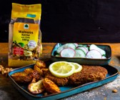 Walnuss-Schnitzel mit Ofenkartoffeln und Gurkensalat