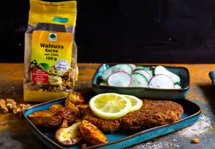 Walnuss-Schnitzel mit Ofenkartoffeln und Gurkensalat