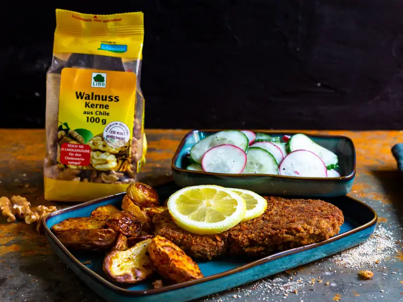 Walnuss-Schnitzel mit Ofenkartoffeln und Gurkensalat