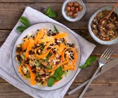 Reis-Linsen-Salat mit Möhren, Spitzkohl und Haselnuss-Dressing