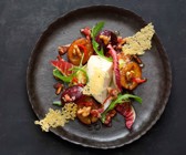 Karamellisierte Zwetschgen mit Montello-Mousse und Radicchio-Rucola-Salat