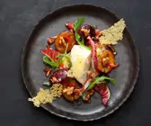 Karamellisierte Zwetschgen mit Montello-Mousse und Radicchio-Rucola-Salat