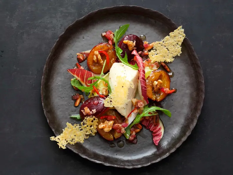 Karamellisierte Zwetschgen mit Montello-Mousse und Radicchio-Rucola-Salat