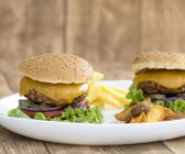 Veggie-Bohnen-Cheeseburger mit Röstzwiebeln