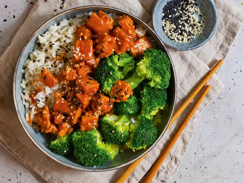 Reis mit mariniertem Tofu