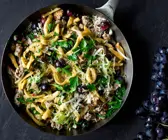 Spätzlepfanne mit Lauch und Trauben