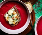 Rote-Bete-Suppe mit Blauschimmel-Toast