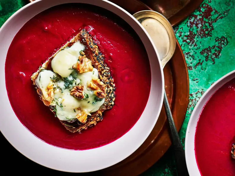 Rote-Bete-Suppe mit Blauschimmel-Toast 