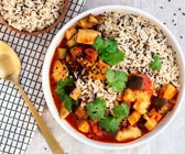 Auberginen-Tomaten-Hähnchen-Curry mit Sesamreis