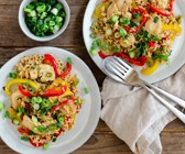 Blitzreispfanne mit Paprika, Hähnchenstreifen und Frühlingszwiebeln