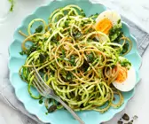 Buchweizen-Zucchini-Spaghetti mit Petersilien-Pesto