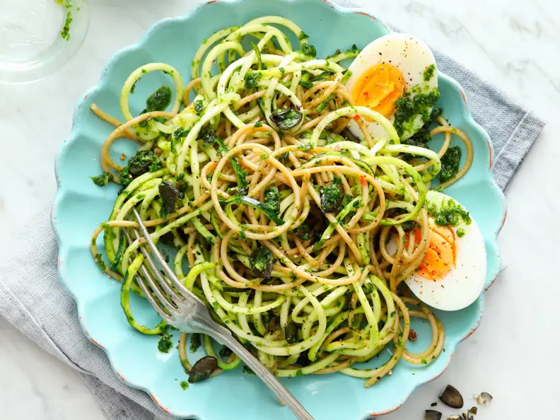 Buchweizen-Zucchini-Spaghetti mit Petersilien-Pesto