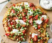 Türkische Blumenkohl-Pizza mit Hackfleisch