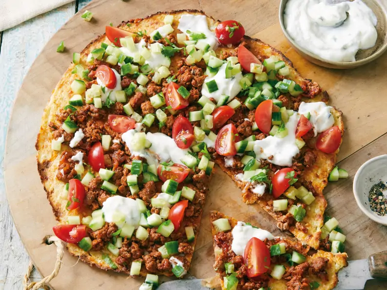 Türkische Blumenkohl-Pizza mit Hackfleisch