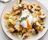 Topisotto mit Pilzen und pochiertem Ei