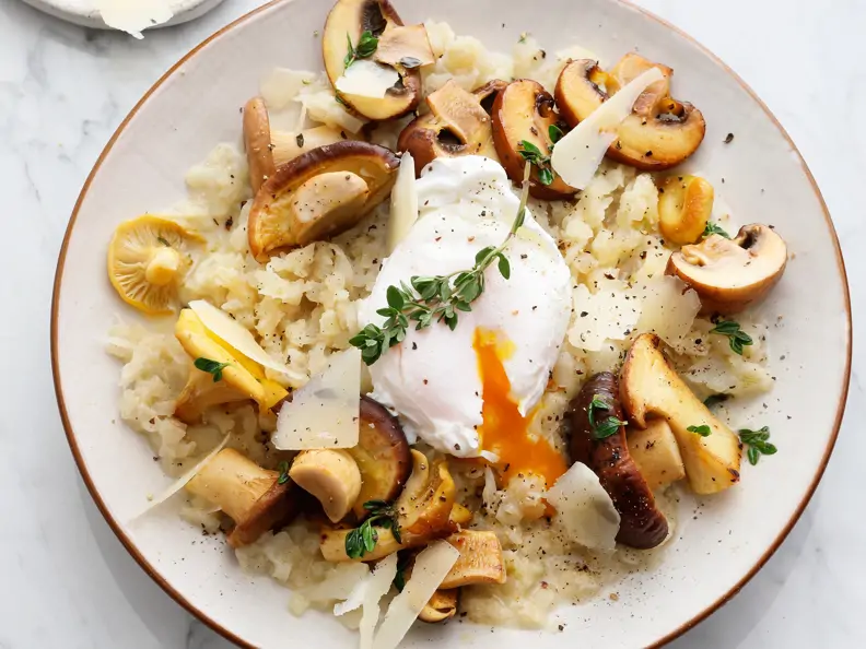 Topisotto mit Pilzen und pochiertem Ei
