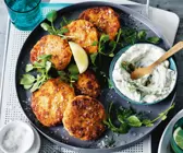 Fischfrikadellen mit Zitronen-Joghurt-Dip
