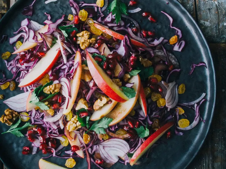 Rotkohlsalat mit roten Zwiebeln