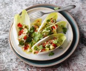 Chicoréeschiffchen mit Avocado-Salsa