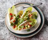 Chicoréeschiffchen mit Avocado-Salsa