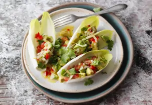 Chicoréeschiffchen mit Avocado-Salsa