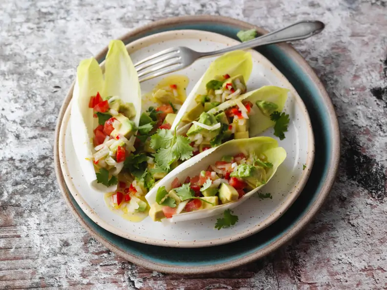 Chicoréeschiffchen mit Avocado-Salsa