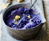Kartoffelpüree von blauen Kartoffeln