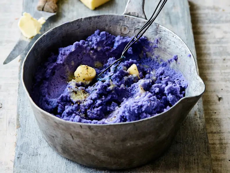Kartoffelpüree von blauen Kartoffeln