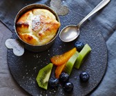 Tonka-Quark-Soufflé mit Früchten