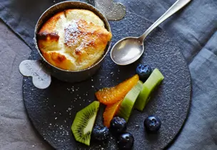 Tonka-Quark-Souffé mit Früchten