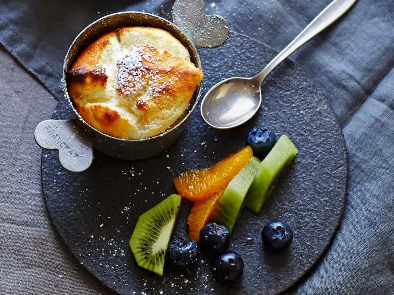 Tonka-Quark-Souffé mit Früchten