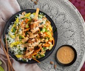 Tofu-Erdnuss-Spieße mit Mango-Koriander-Reis und Erdnusskernen