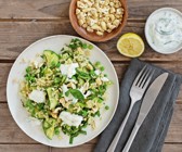 Grüner Reissalat mit Gurken-Joghurt-Dip und Cashewkernen