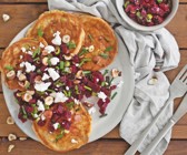 Herzhafte Reis-Pfannkuchen mit Roter Bete, Feta und Haselnüssen