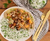 Seitan-Frikassee mit Petersilien-Reis und gebratenen Champignons